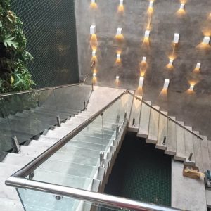 Corrimão de aço inox com vidro